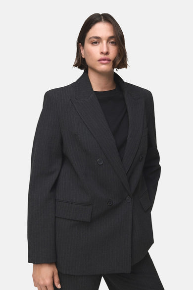 Blazer gris de MANGO avec une rayure et une fermeture à double bouton.