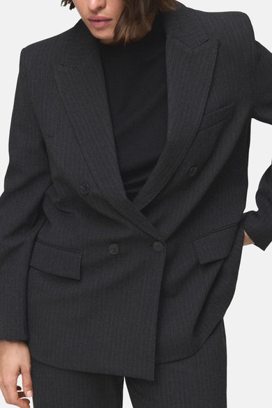 Blazer rayé gris de MANGO, à double boutonnage avec revers et poches.