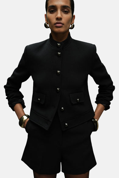 Zwarte blazer van MANGO, met knoopsluiting, korte lengte en opgestikte zakken.