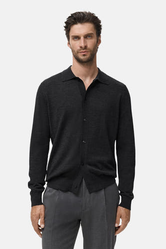 Grijs gilet van MANGO, gedragen over een grijs overhemd en pantalon.
