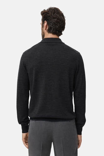 Grijs gilet van MANGO, gezien van achteren, gedragen met een grijze pantalon.