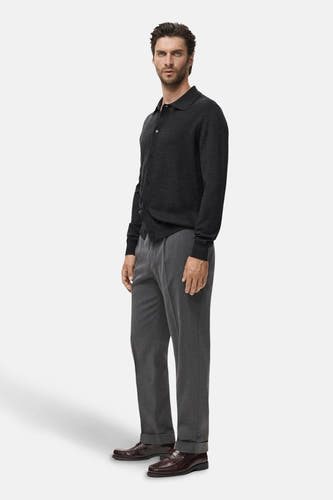 Grijs gilet van MANGO, te zien met grijze pantalon en bruine schoenen.