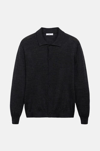 Grijs gilet van MANGO, gebreid met knoopsluiting en klassieke kraag.
