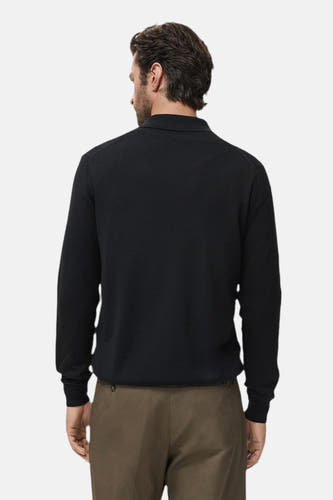 Gilet bleu de MANGO, vu de de l'arrière, combiné avec un pantalon marron.