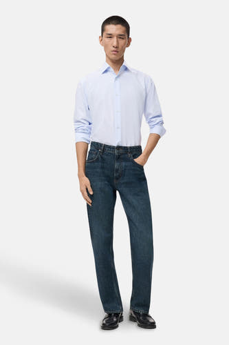 Blauw gestreept overhemd met lange mouwen van MANGO, gedragen met donkere jeans en zwarte schoenen.