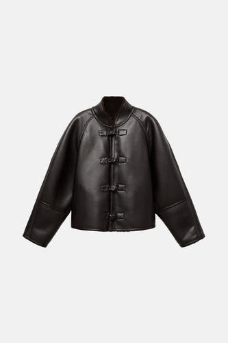 Manteau court brun de MANGO, avec un col montant et une fermeture à boutons devant.