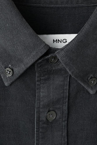 Chemise en corduroy gris à longues manches de MANGO, avec fermeture à boutons et col button-down.