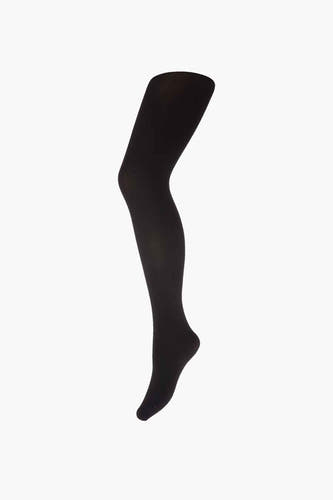 Panties noires de PIECES®, lisses et sans détails, présentées sur un fond blanc.
