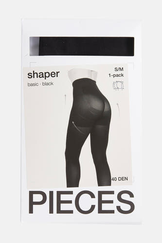 Panties noirs de PIECES, visibles dans un emballage de produit avec une image de modèle et des détails de produit.