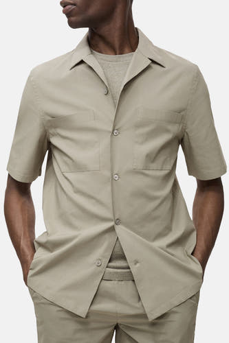 T-shirt kaki MANGO avec manches courtes, poches brodées et col boutonné.
