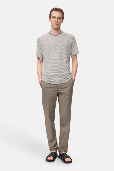 Bruine broek van MANGO, gedragen met een gestreept T-shirt en zwarte sandalen.