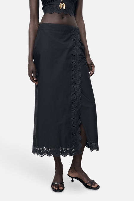 Robe longue noire de MANGO, avec des détails sur les bords et une fente.