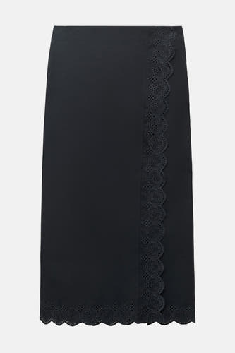 Zwarte lange rok van MANGO, met sierlijke broderie langs de rand.