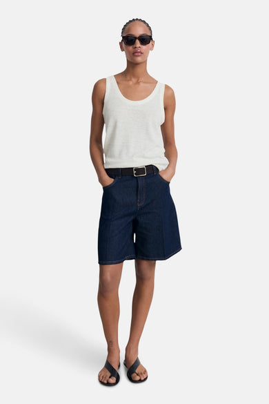 Beige singlet van MANGO, gedragen met denim shorts, een zwarte riem en teenslippers.