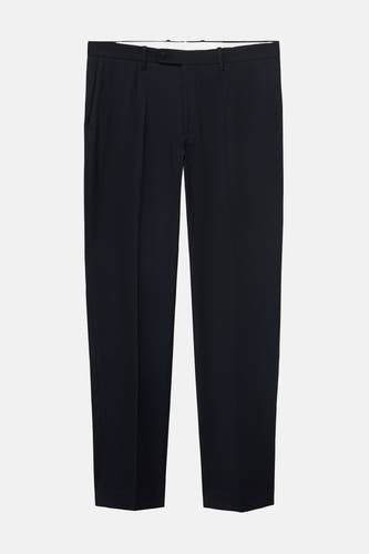 Pantalon de costume bleu MANGO, avec une seule pliée devant et des jambes droites.