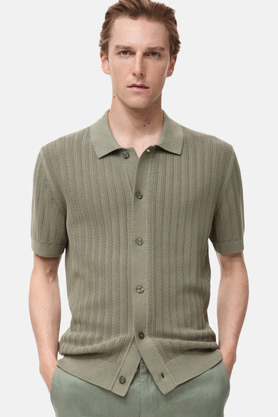 T-shirt kaki à manches courtes de MANGO, avec col boutonné et motif subtil en losange.
