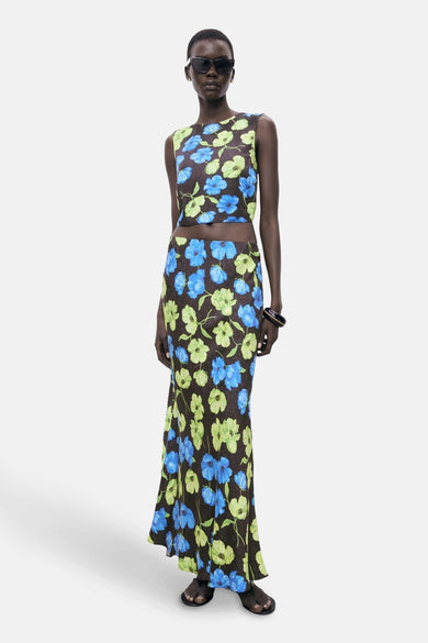 Mouloze zonder mouwen multicolor van MANGO, met blauwe en groene bloemenprint, gecombineerd met lange rok en zonnebril.
