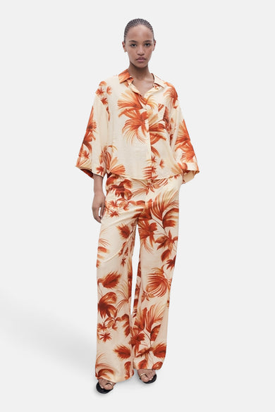 Multikleurig overhemd met korte mouwen van MANGO, met een tropische, oranje print op een crèmekleurige ondergrond.