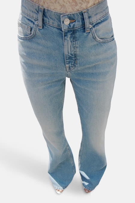 Lichtblauwe flared jeans denim van MANGO, met een lichte wassing en een klassieke tailleband.

