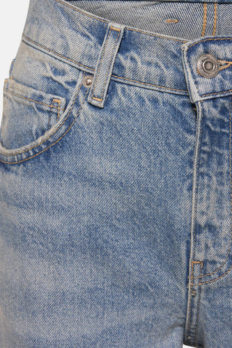 Lichtblauwe flared jeans van MANGO, met zakken, riemlussen en knoopdetail.