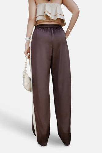 Pantalon marron de MANGO avec une bande blanche sur le côté, vu de derrière.