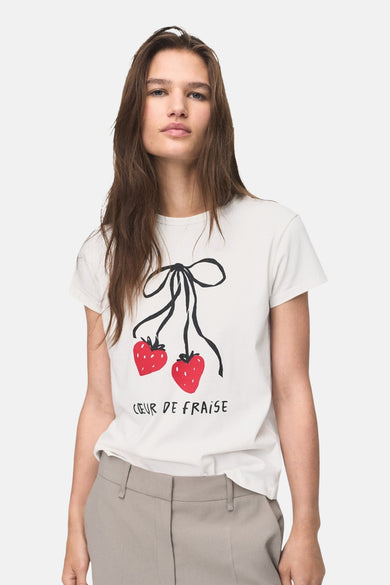 T-shirt blanc à manches courtes de MANGO, avec un imprimé de fraises et le texte "coeur de fraise".