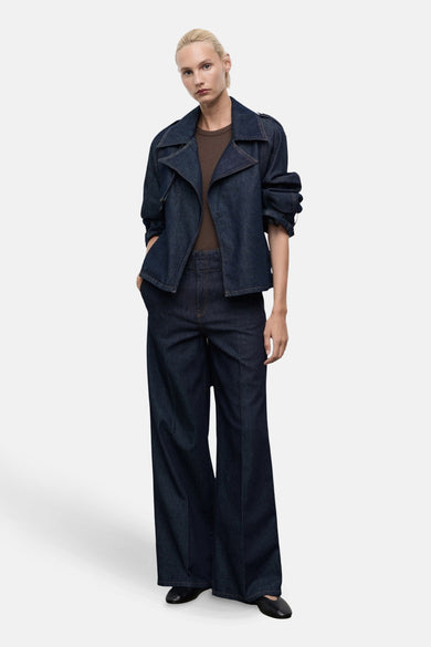 Donkerblauwe denim korte jas van MANGO, gedragen met bijpassende broek en bruin shirt.