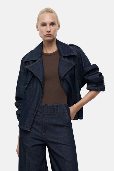 Veste de denim bleu marine de MANGO, avec un t-shirt marron en dessous.