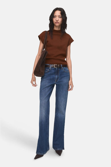 Bruine top zonder mouwen van MANGO, gedragen met blauwe jeans en bruine leren riem, met een bruine suède tas.
