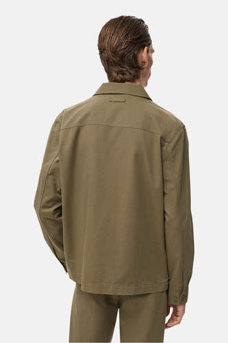 Groen overhemd met lange mouwen van MANGO, gezien van achteren, met een kraag en een vlak juk.