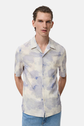 Multikleurig overhemd met korte mouwen van MANGO, met abstract wolkenpatroon.