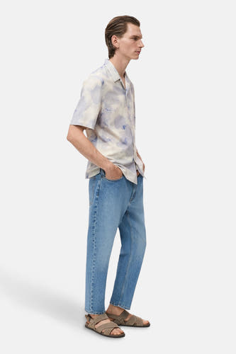Multicolor overhemd met korte mouwen van MANGO, gedragen met jeans en sandalen, zijaanzicht.
