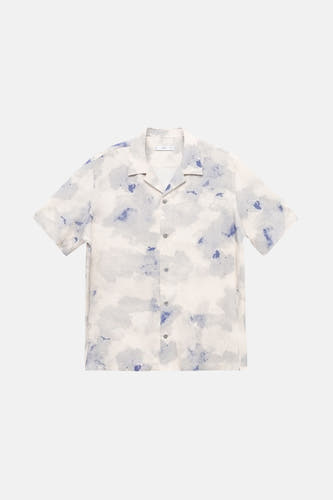 Multikleurig overhemd met korte mouwen van MANGO, met een abstract wolkenpatroon en knoopsluiting.
