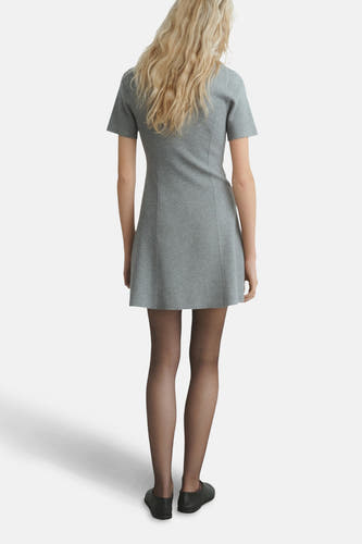Vêtement gris à manches courtes de MANGO, vu de dos, avec des sous-vêtements noirs et des chaussures.