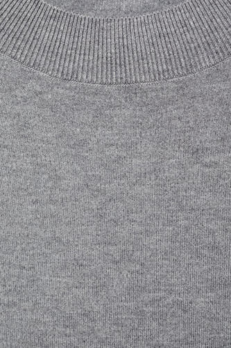 Manteau gris à manches courtes de MANGO, avec un col rond côtelé et une fine texture tricotée.