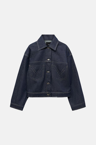 Donkerblauwe jeansjas van MANGO, met lange mouwen, knoopsluiting en opgestikte zakken met decoratieve stiksels.
