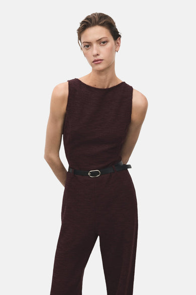 Combinaison Bordeaux de MANGO avec une ceinture noire à la taille, couleur unie.