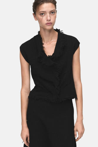 Zwarte korte rok van MANGO, met een getextureerde stof en eenvoudige styling.
