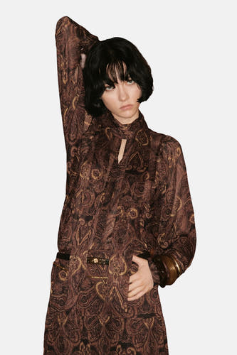 Bruine blouse met lange mouwen van MANGO, met paisley-patroon en hoge halslijn met split.
