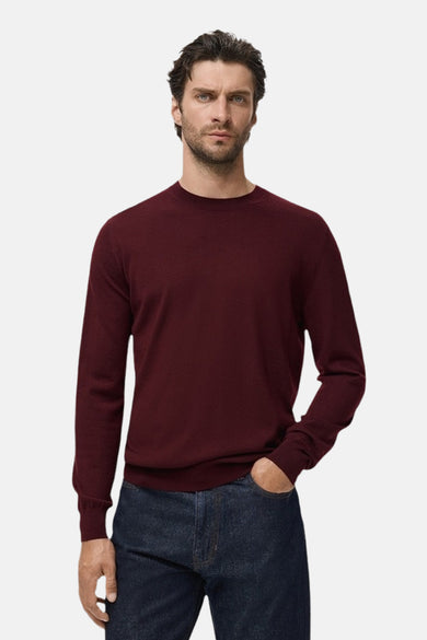 Veste Bordeaux avec col rond de MANGO, portée avec des jeans foncés.