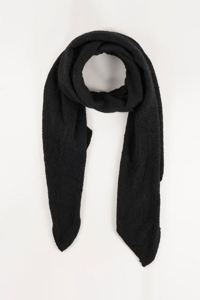 Chapeau d'hiver noir de Pieces®, enroulé en spirale et doté d'une douce texture.