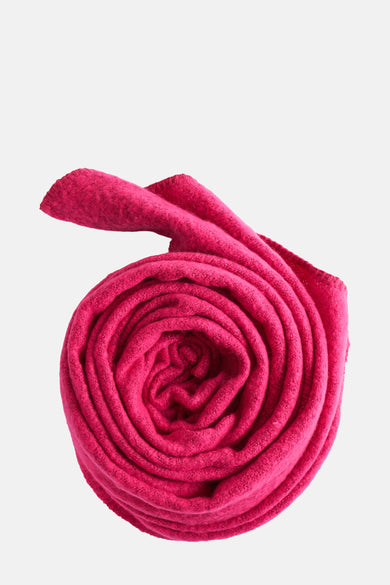 Roze wintersjaal van PIECES®, opgerold in een spiraalvorm, met een zachte textuur.
