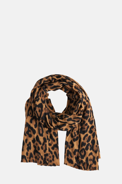 Multikleurige zomersjaal van MANGO met een luipaardprint.
