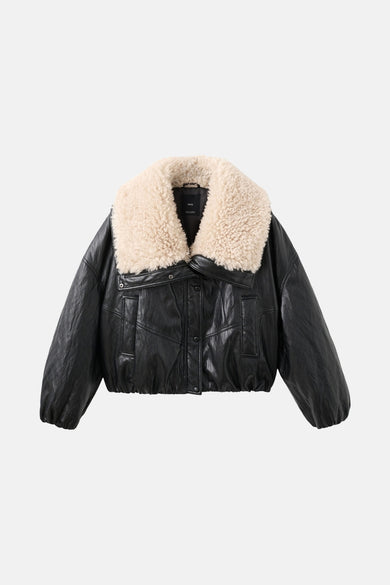 Zwarte korte jas van MANGO, met een grote beige kraag van teddy.
