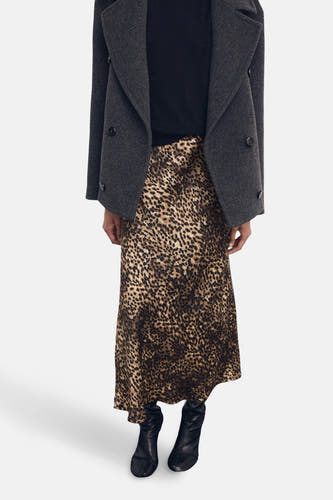 Multikleurige rok van MANGO, met een luipaardprint en gecombineerd met een zwarte trui en een grijze jas.