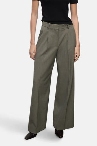 Pantalon vert de MANGO avec des jambes larges et une ceinture haute, vu de derrière.