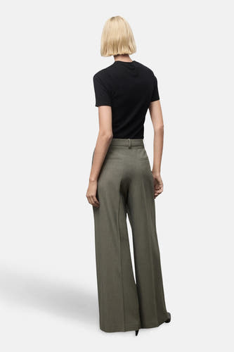 Groene broek van MANGO met wijde pijpen en hoge tailleband, gezien van achteren.