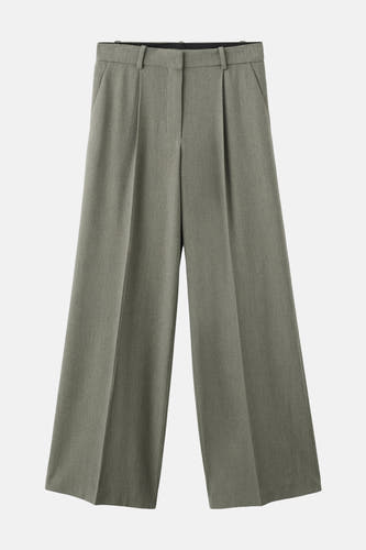Pantalon vert de MANGO avec des jambes larges et des plis à l'avant.