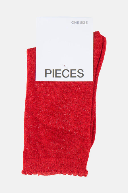 Rode glittersokken van PIECES® met een subtiele ruche rand en een wit label met 'ONE SIZE'.