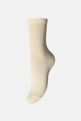 Chaussettes beige de PIECES® avec une subtile texture et un bord côtelé en haut.